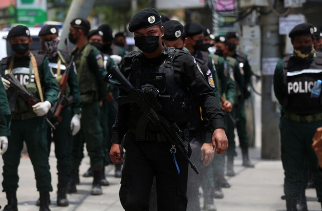 Đơn vị đặc biệt của Campuchia mang súng trường ra quân chống dịch