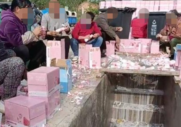 Đổ sữa xuống cống để ủng hộ thần tượng - 'cơn cuồng' trong showbiz Hoa ngữ