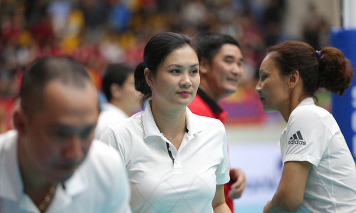 HLV Kim Huệ bị cảnh cáo: Người hâm mộ thương hoa khôi bóng chuyền, trách VFV