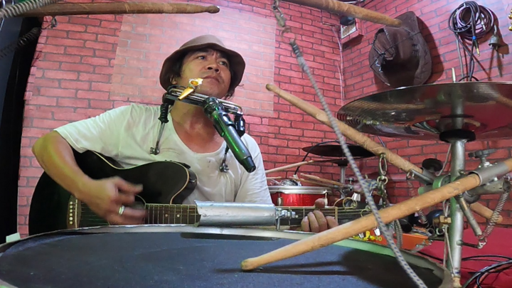 Video: Dị nhân hát cổ vũ chống dịch COVID-19 bằng 'dàn nhạc 4 trong 1'