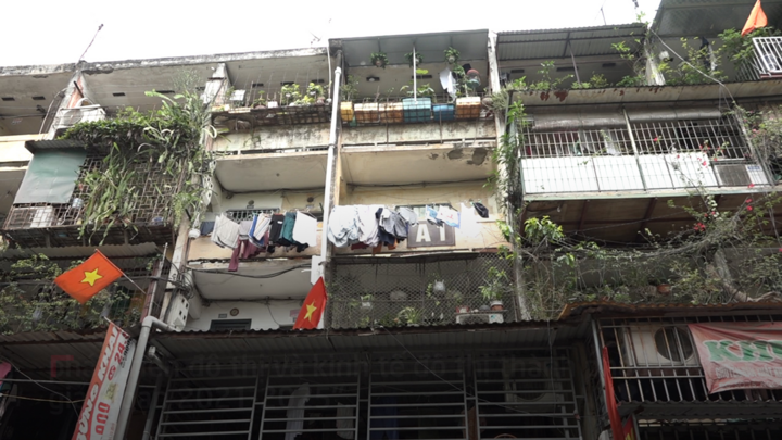 Video: Sống thấp thỏm sợ hãi trong chung cư chờ xây mới giữa Thủ đô
