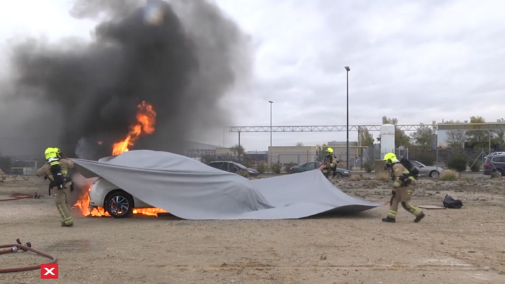 Video: Cận cảnh chăn chữa cháy cho ô tô