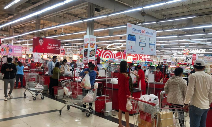 Chợ vắng hoe, khách đổ vào siêu thị mua thực phẩm cuối tuần