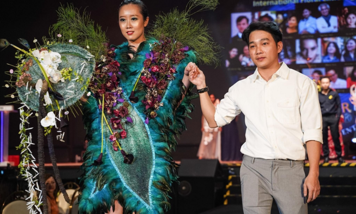 Người nghệ sĩ hoa và cảm hứng Mẹ trong sáng tác