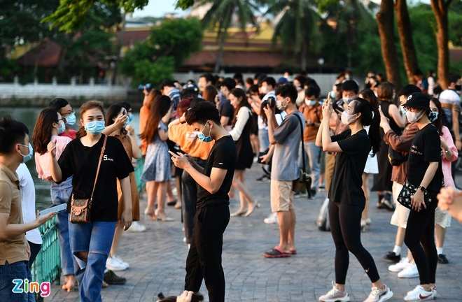 Ảnh: Bạn trẻ Hà thành đổ về hồ Tây săn ảnh mặt trời lặn bất chấp dịch COVID-19