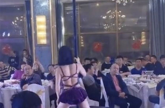 Màn múa cột trong đám cưới khiến dân mạng Trung Quốc 'hết hồn'