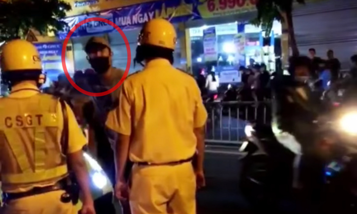 TP.HCM: Lái siêu xe Ferrari không biển số, tài xế lăng mạ CSGT khi bị kiểm tra