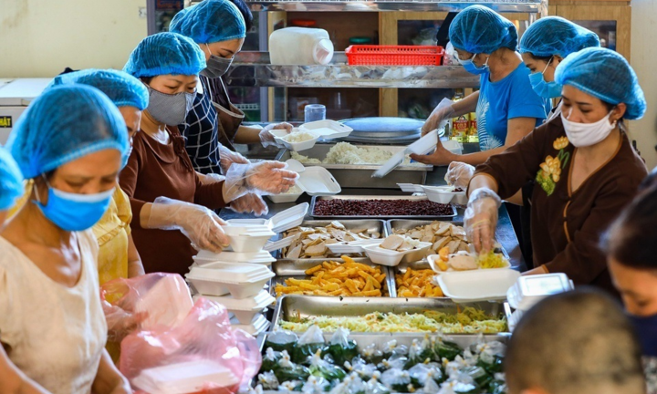 Video: Phật tử nấu 300 suất cơm tặng bác sĩ, bệnh nhân ở Bệnh viện K