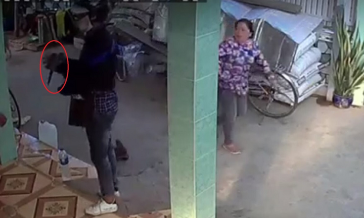 Trộm xe cảnh sát rồi mang dao vào nhà người dân, bị bắt vẫn khóc lóc 'kêu oan'