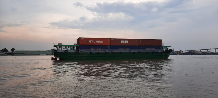 Sà lan 1.300 tấn tông chìm nhiều bè cá trên sông Tiền