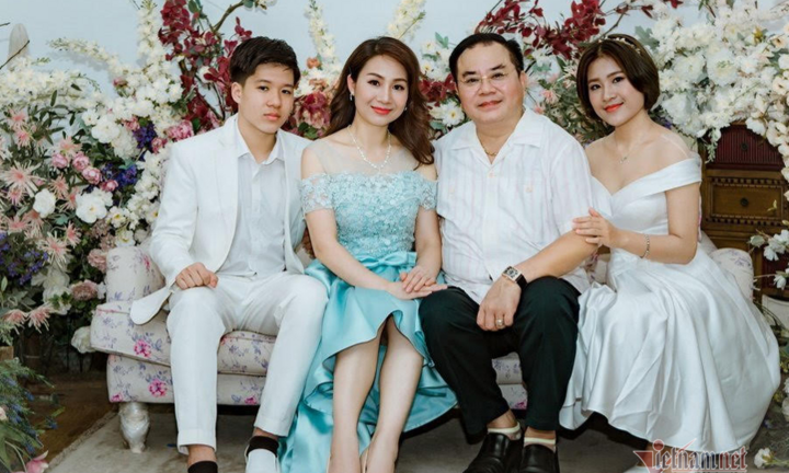 NSND Quốc Trượng hạnh phúc bên vợ kém 13 tuổi và hai con