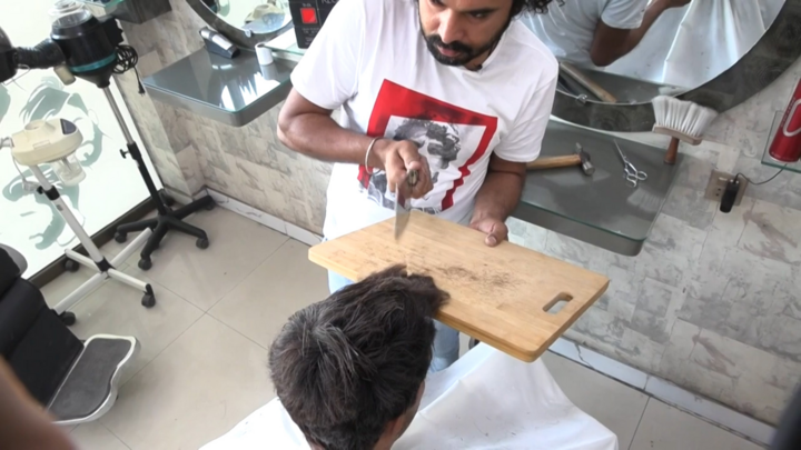 Video: Độc đáo tạo kiểu tóc bằng lửa, dao phay và thớt ở Pakistan