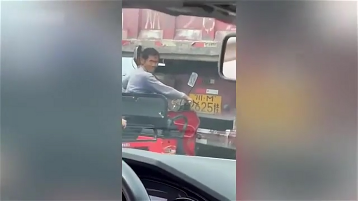 Video: Xe ba bánh bị xe ben kéo đi 5km, người đi đường la hét giải cứu