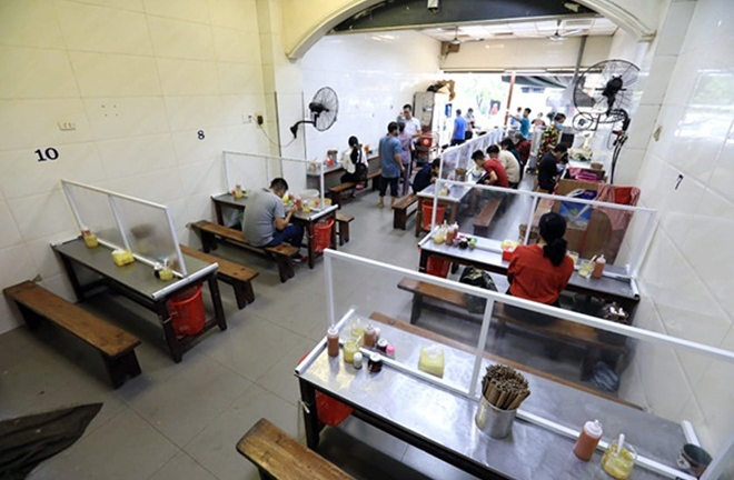 Tấm chắn, vách ngăn hút khách giữa mùa COVID-19