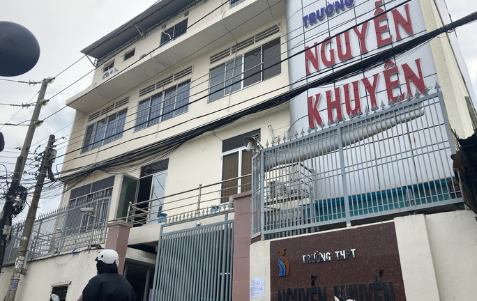 Nhà trường không buộc thôi học nữ sinh xăm hình