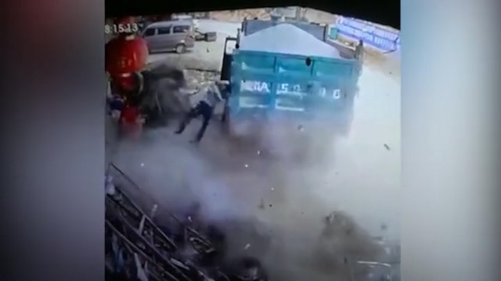 Video: Lốp ô tô phát nổ hất người đàn ông văng lên không trung