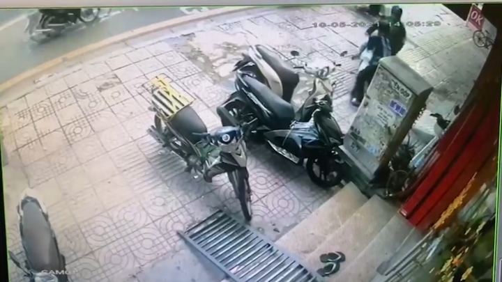 Video: Tài xế công nghệ lao xe máy vào kẻ trộm xe SH ở TP.HCM