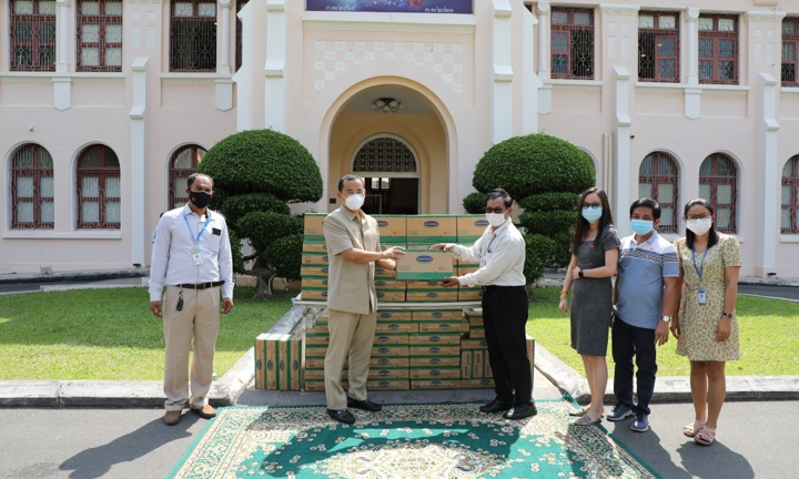 Trao 48.000 sản phẩm sữa cho người dân và trẻ em 'vùng đỏ' dịch COVID-19