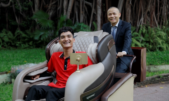 CEO Kingsport và Mạc Văn Khoa đạp Xích Lô Mát Xa giúp mọi người thư giãn
