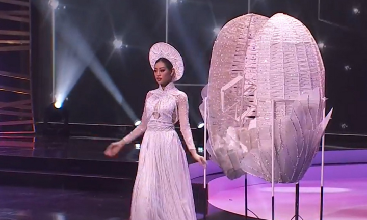 Hoa hậu Khánh Vân vất vả diễn trang phục dân tộc tại Miss Universe