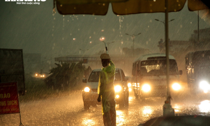 Ảnh: Bất chấp mưa dông, Công an Vĩnh Phúc bám chốt chống dịch không rời