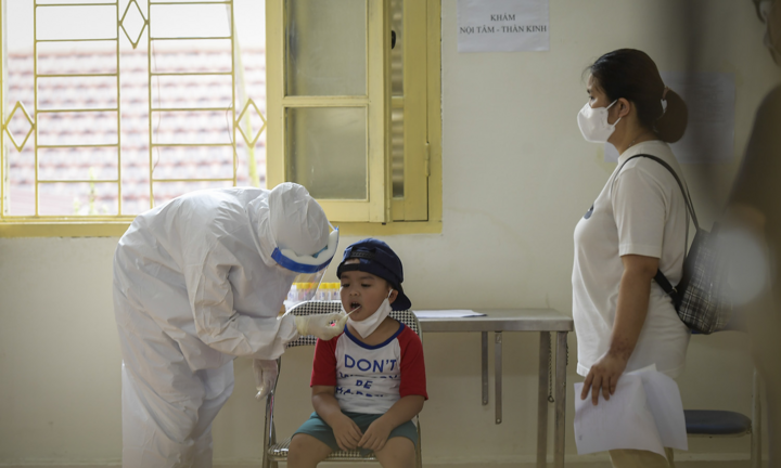 'Thần tốc' xét nghiệm COVID-19 cho hàng nghìn người Hà Nội về từ Đà Nẵng