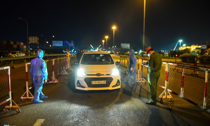 Ảnh: Chốt chặn phòng dịch ở cửa ngõ TP.HCM hoạt động xuyên đêm