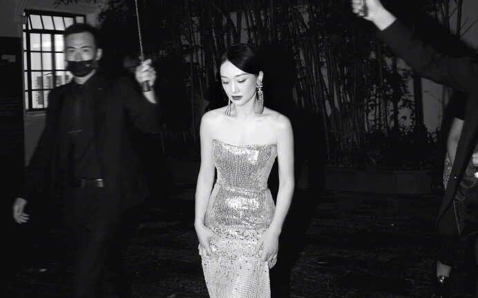 Châu Tấn đẹp mê hoặc khi diện váy bó lấp lánh trong mưa 