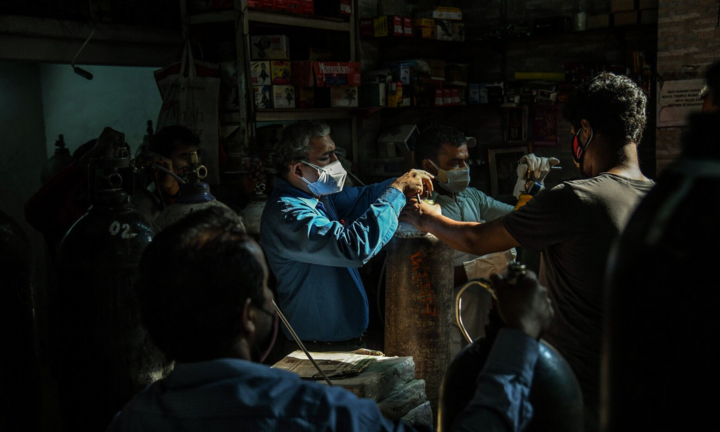 Gian thương Ấn Độ bán thuốc, oxy, giường bệnh với giá trên trời