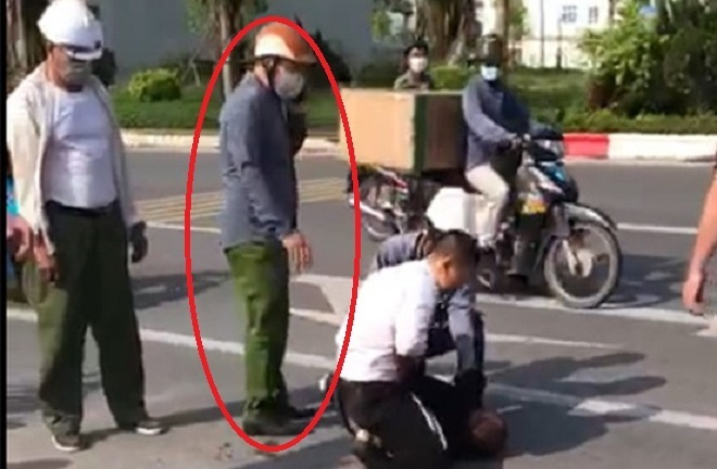 Xác minh clip công an thản nhiên đứng gọi điện thoại mặc tài xế vật lộn tên cướp