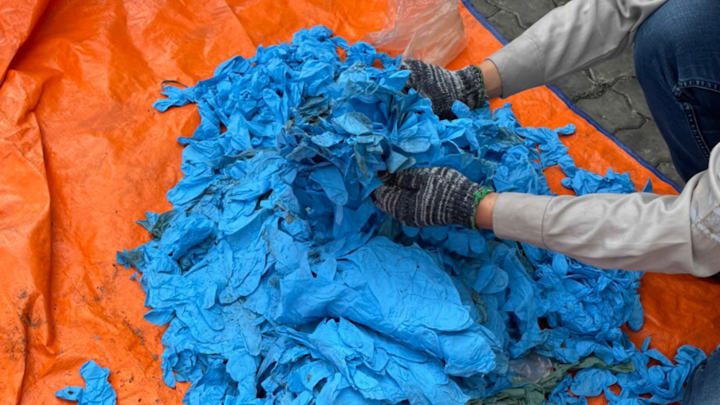 Video: Phát hiện gần 15 tấn găng tay y tế cũ nát nhập từ Trung Quốc về TP.HCM