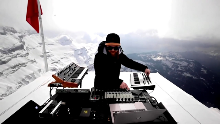Video: DJ người Pháp chơi nhạc trên đỉnh núi cao 3000 m ở Thụy Sĩ