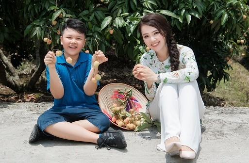 Á hậu Thuỵ Vân đưa con trai đi trải nghiệm việc nhà nông