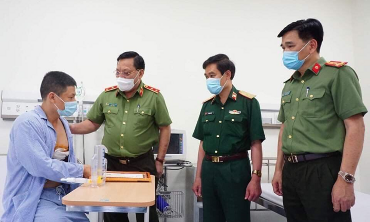 Giám đốc Công an Hà Nội trao tặng giấy khen cho tài xế taxi dũng cảm bắt cướp