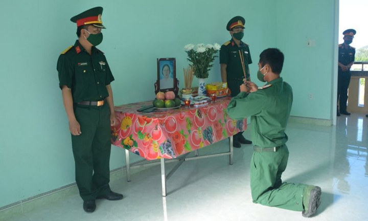 Nghẹn ngào chiến sĩ vọng bái mẹ trước bàn thờ lập trong đơn vị