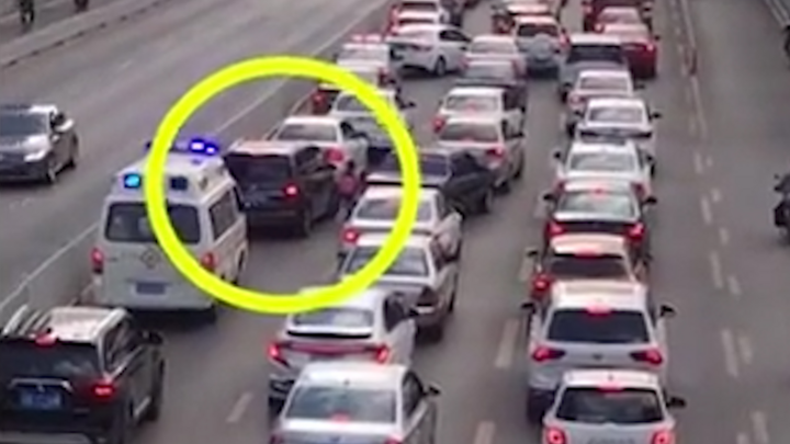 Video: Cảm động bé gái chạy bộ nhắc từng ô tô, mở đường cho xe cứu thương