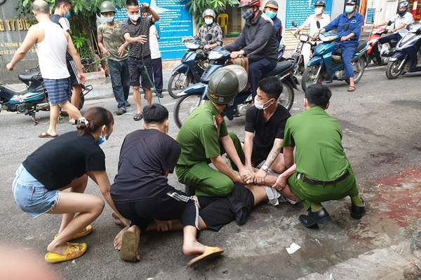Video: Công an và người dân khống chế kẻ chặn xe, trấn tiền ở Hà Nội