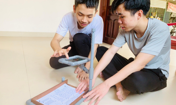 Học sinh lớp 11 chế tạo giá chấm thi trắc nghiệm