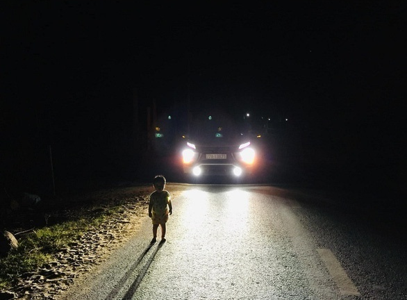 Tài xế Bình Định giúp em bé 2 tuổi bị lạc về nhà lúc 1h sáng