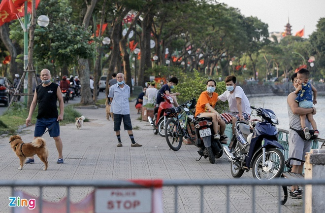 Ảnh: Nhiều người vượt rào chắn chống dịch COVID-19 để check-in hồ Tây