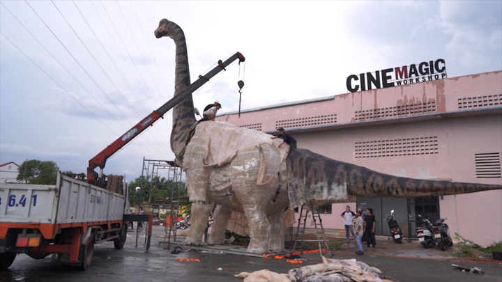 Video: Sản xuất khủng long khổng lồ biết cử động, phát ra âm thanh ở TP.HCM