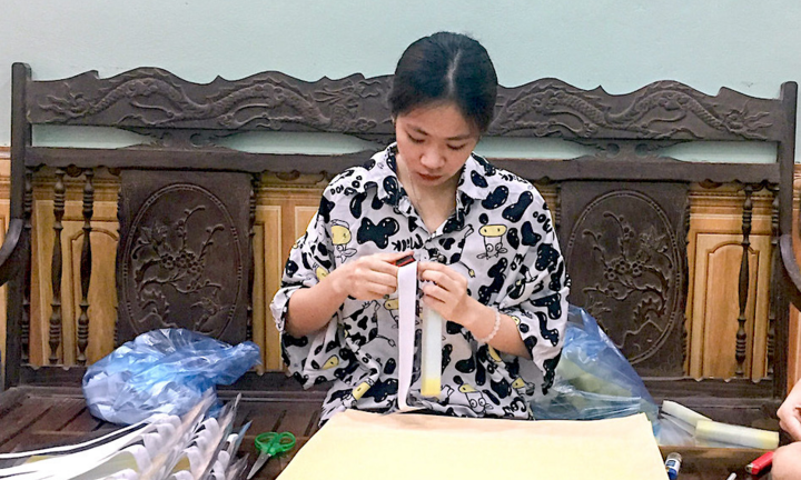 Sinh viên làm 10.000 mũ chống giọt bắn ủng hộ Bắc Giang, Bắc Ninh chống dịch