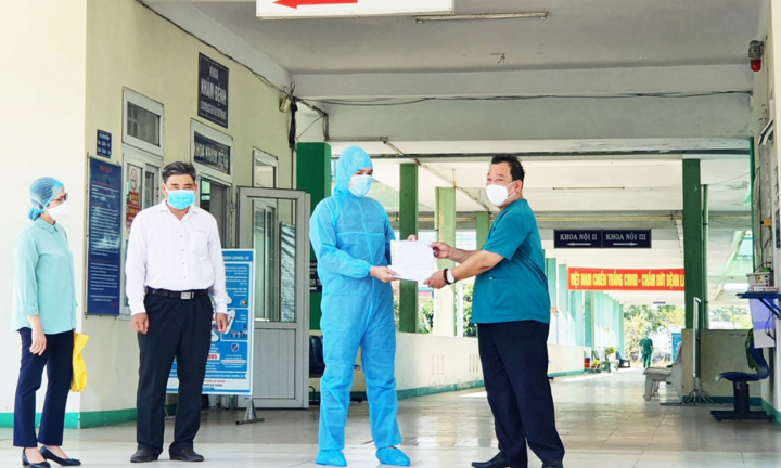 Bệnh nhân đầu tiên trong đợt dịch thứ 3 ở Đà Nẵng xuất viện