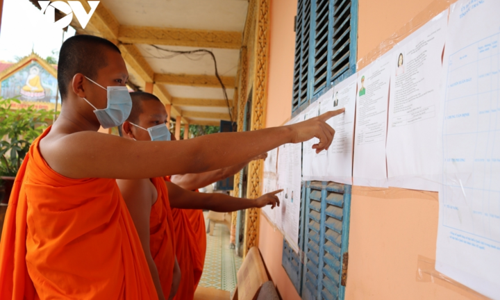 Sóc Trăng: Cử tri Khmer vừa lo mùa vụ, vừa tranh thủ tìm hiểu ứng cử viên