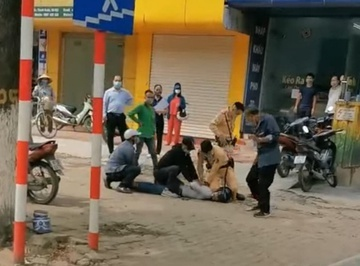 Tài xế vượt đèn đỏ còn cầm gạch tấn công CSGT ở Hà Nội