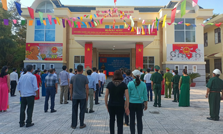 Ảnh: Những cử tri đầu tiên trên huyện đảo Bạch Long Vỹ đi bỏ phiếu