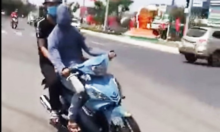 Xử phạt nam thanh niên bịt kín mắt rồi chạy xe máy cho ‘ngầu’