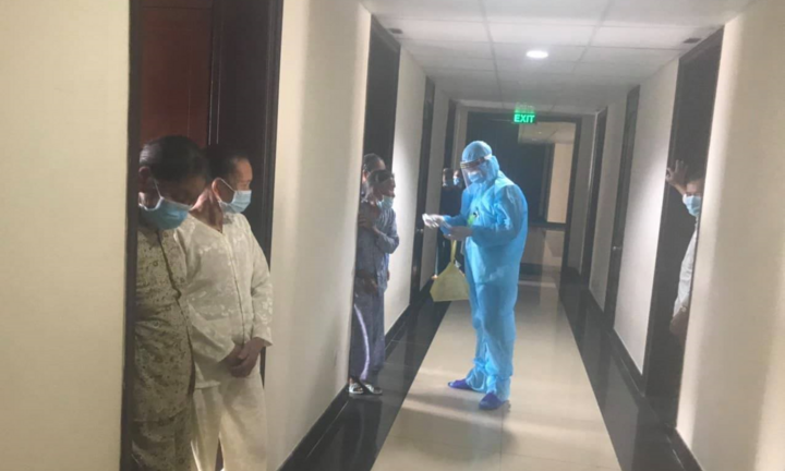 Huế: Quân đội phát phiếu bầu cử đến tận tay cử tri đang cách ly tập trung