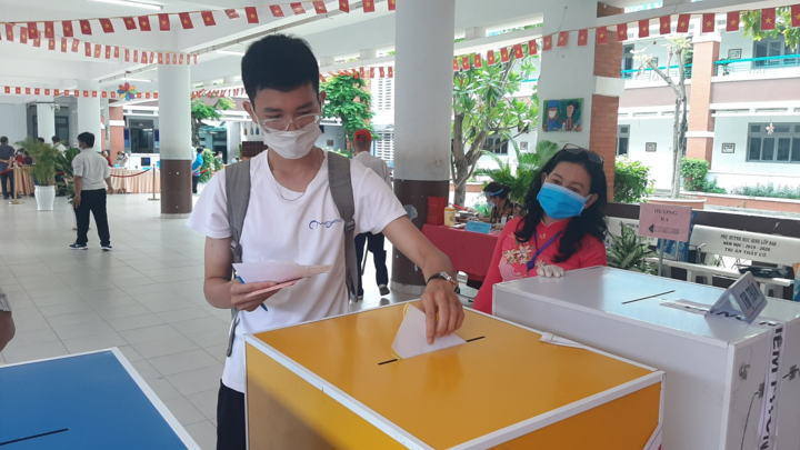Nam sinh viên xúc động trong lần đầu tiên đi bầu cử ở TP.HCM