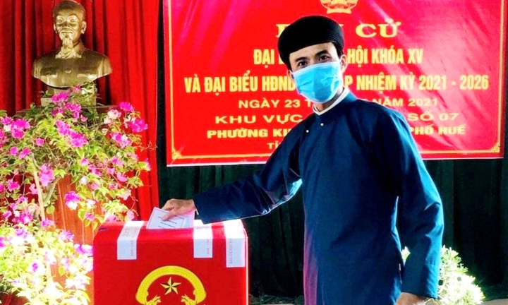 Ảnh: Cán bộ ở Huế mặc áo dài ngũ thân đi bầu ĐBQH và HĐND các cấp